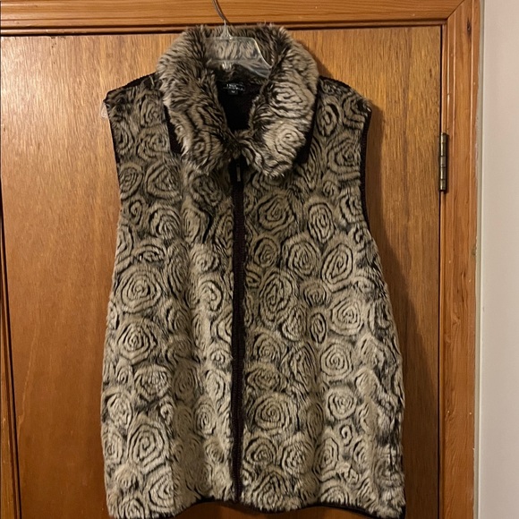 Women’s Faux Fur Vest with Detachable Collar - Size 2X - Picture 9 of 11